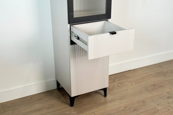 Шкаф однодверный со стеклом Рич кашемир/фрапучино матовый/черный